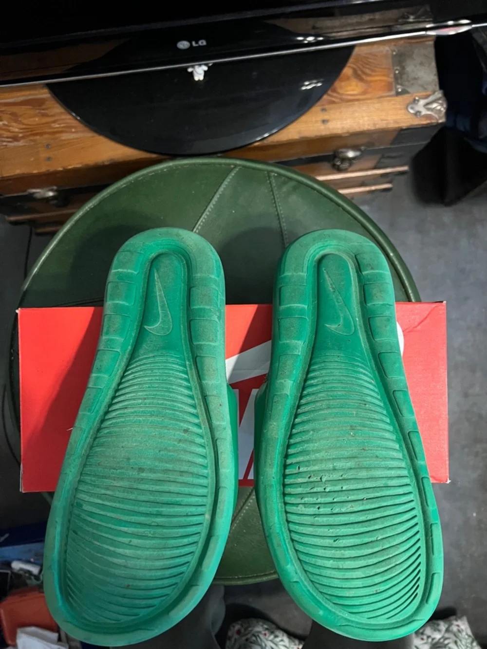 NIKE SB VICTORI ONE SLIDES LUCKY GREEN/WHITE SIZE 10